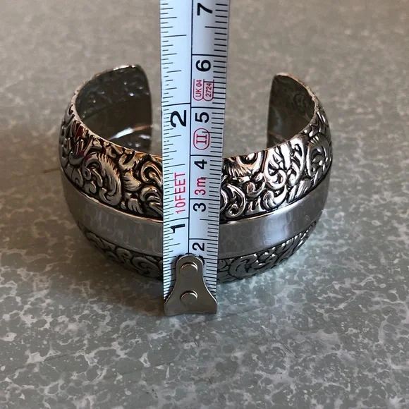Embossed Silver cuff bracelet - Picture 4 of 6